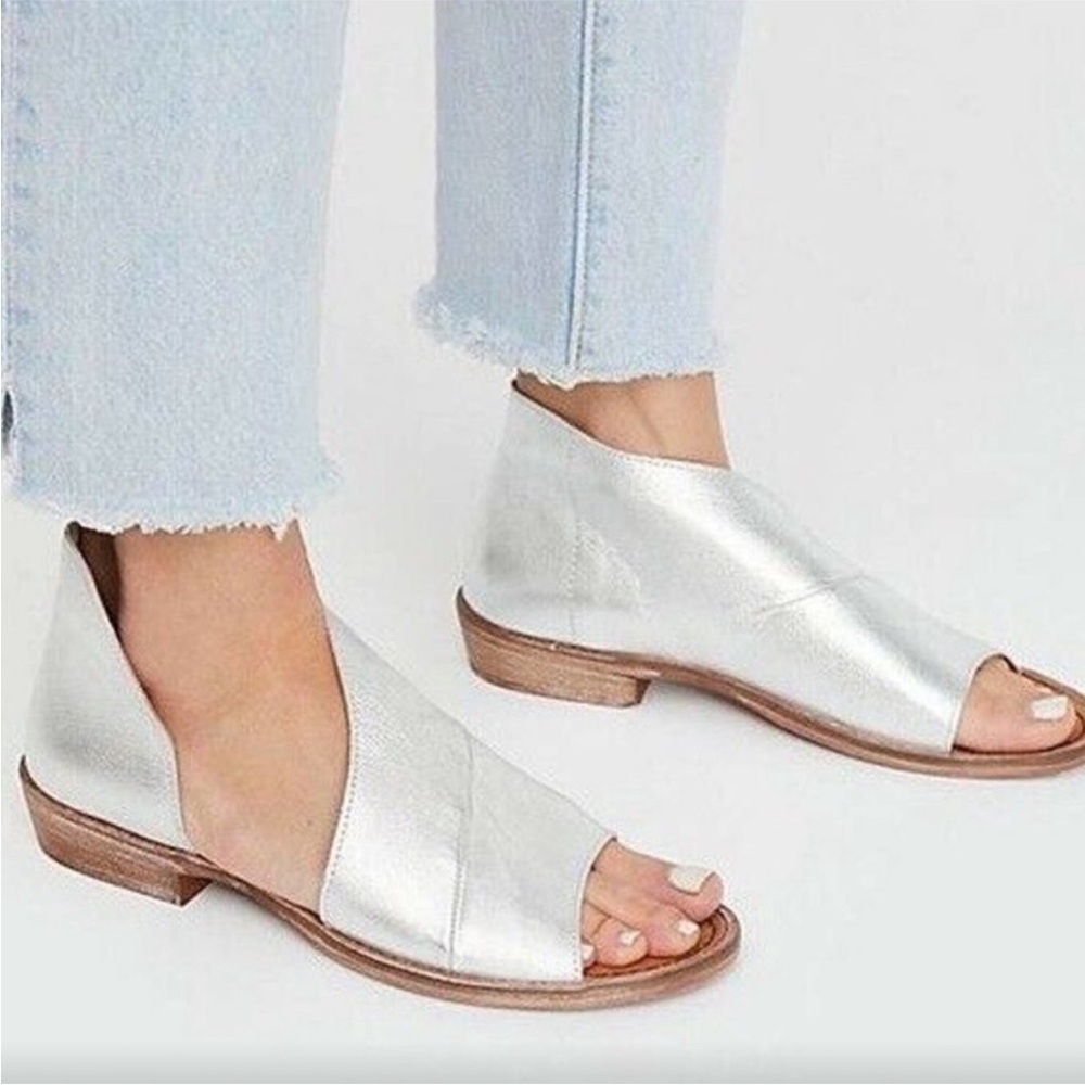 FREE PEOPLE Mont Blanc silver metallic sandals size 38
or 7.5, NWOB